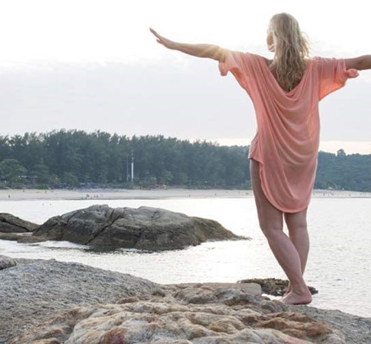 kvinne_yoga-stranden-1200x500.jpg