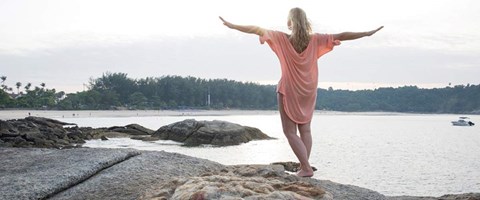 kvinne_yoga-stranden-1200x500.jpg