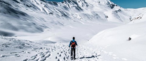 mann på skitur i snødekte fjell. foto. 